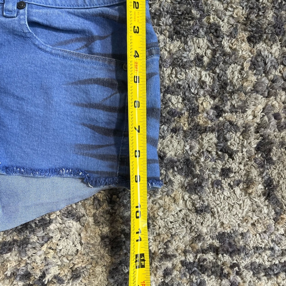 Woman's Volcom blue cutoff short shorts. 
Size 9
Inseam 2 inches
#volcom - Picture 9 of 9